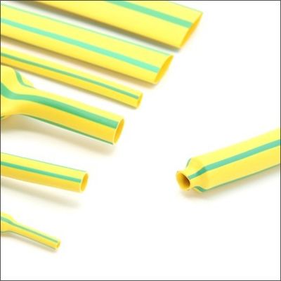 Geel/groen gestreepte, dunne wand met een dwarsverbinding van polyolefine warmteverminderingsbuizen